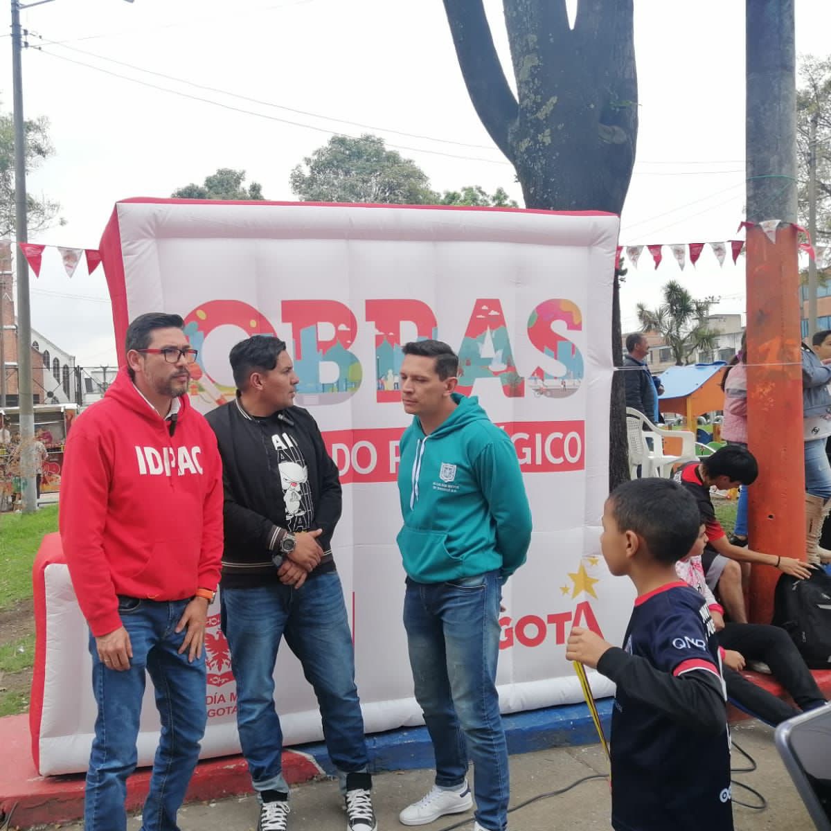 habitatbogota's tweet image. #Hoy l Entregamos una nueva #ObraConSaldoPedagógico, en #PuenteAranda. 🙌 Con esta intervención renovamos la pintura de la grada, la cancha múltiple y la demarcación de arcos y tableros; además de la reparación, mantenimiento y pintura de los juegos infantiles. 🎨