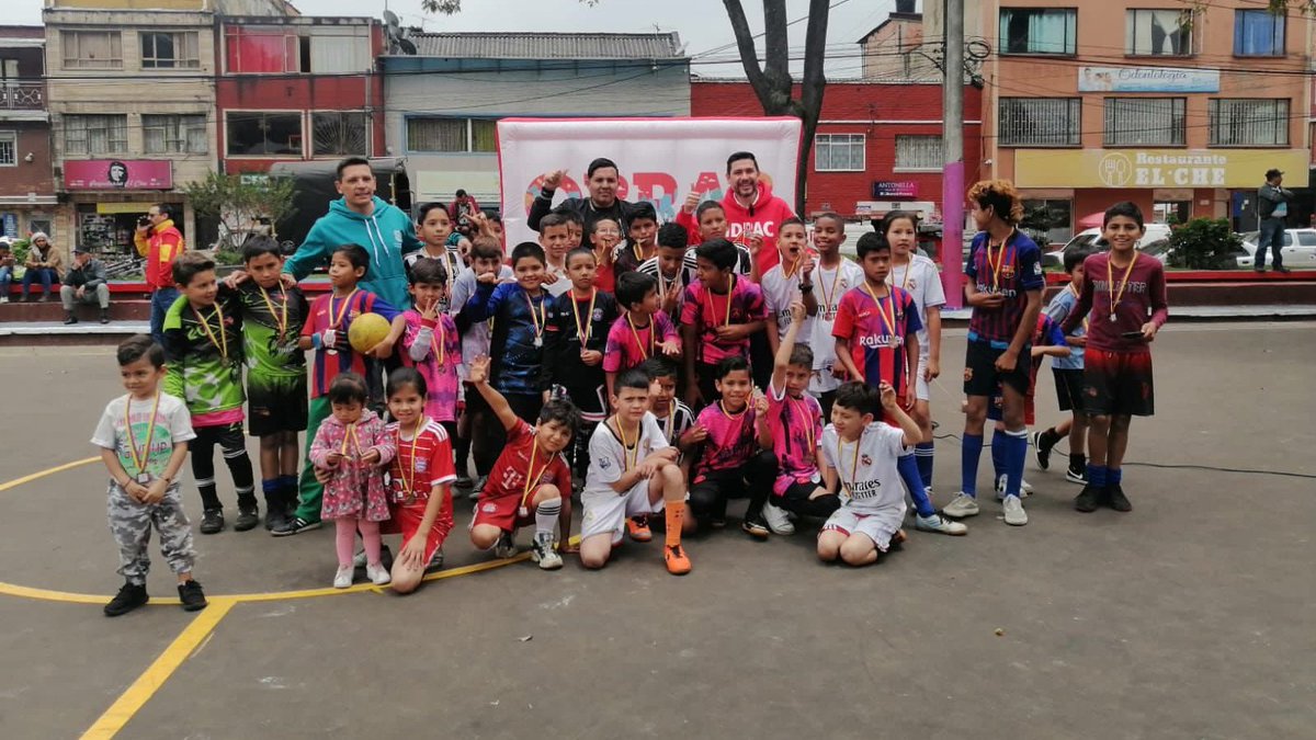 habitatbogota's tweet image. #Hoy l Entregamos una nueva #ObraConSaldoPedagógico, en #PuenteAranda. 🙌 Con esta intervención renovamos la pintura de la grada, la cancha múltiple y la demarcación de arcos y tableros; además de la reparación, mantenimiento y pintura de los juegos infantiles. 🎨