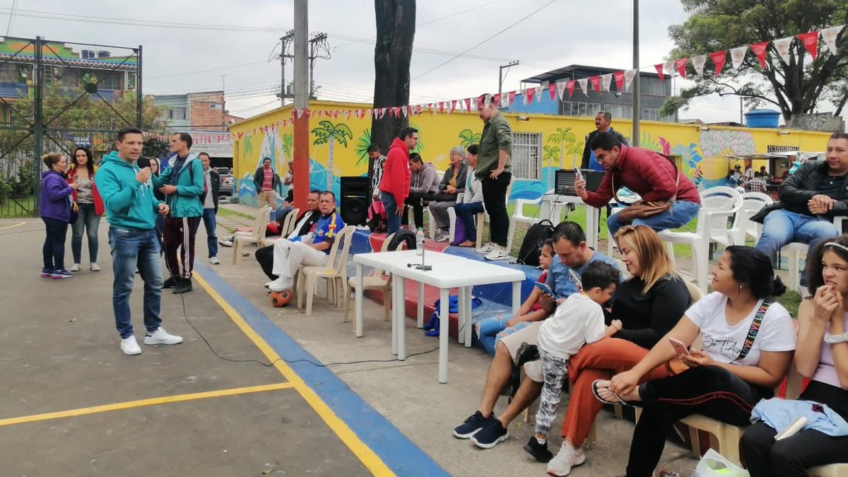habitatbogota's tweet image. #Hoy l Entregamos una nueva #ObraConSaldoPedagógico, en #PuenteAranda. 🙌 Con esta intervención renovamos la pintura de la grada, la cancha múltiple y la demarcación de arcos y tableros; además de la reparación, mantenimiento y pintura de los juegos infantiles. 🎨