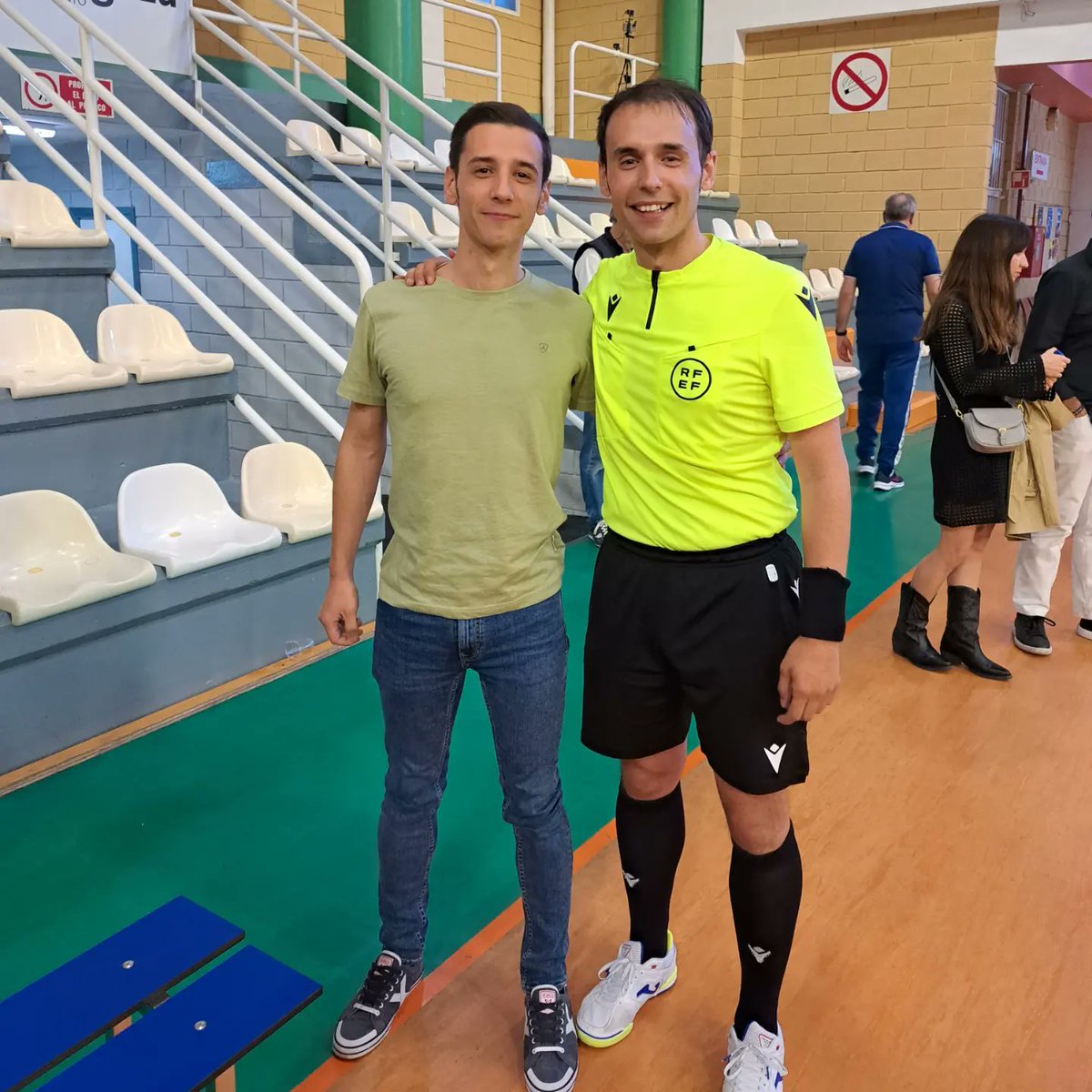 Edusierra_13's tweet photo. Que ilusión teneros hoy en la Grada @danisierra92 @PatriciaSebs y hayáis disfrutado del partidazo de hoy. 🤜🤛 #Refereeteam https://t.co/wVcAkbqIb6