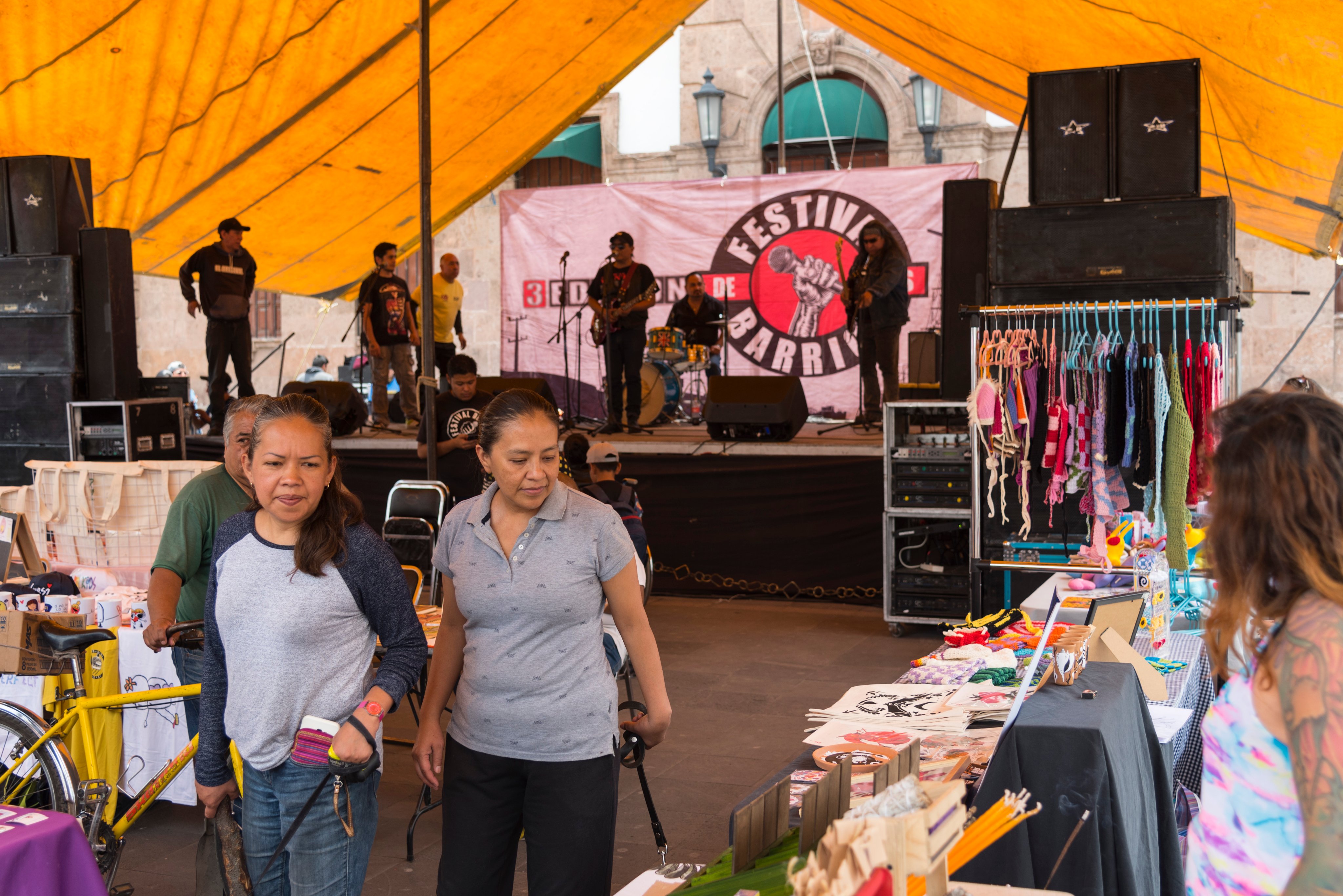 El escenario del Festival de los Barrios San Pedro Xalostoc 2023 con el Tianguis Cultural Ecatepec