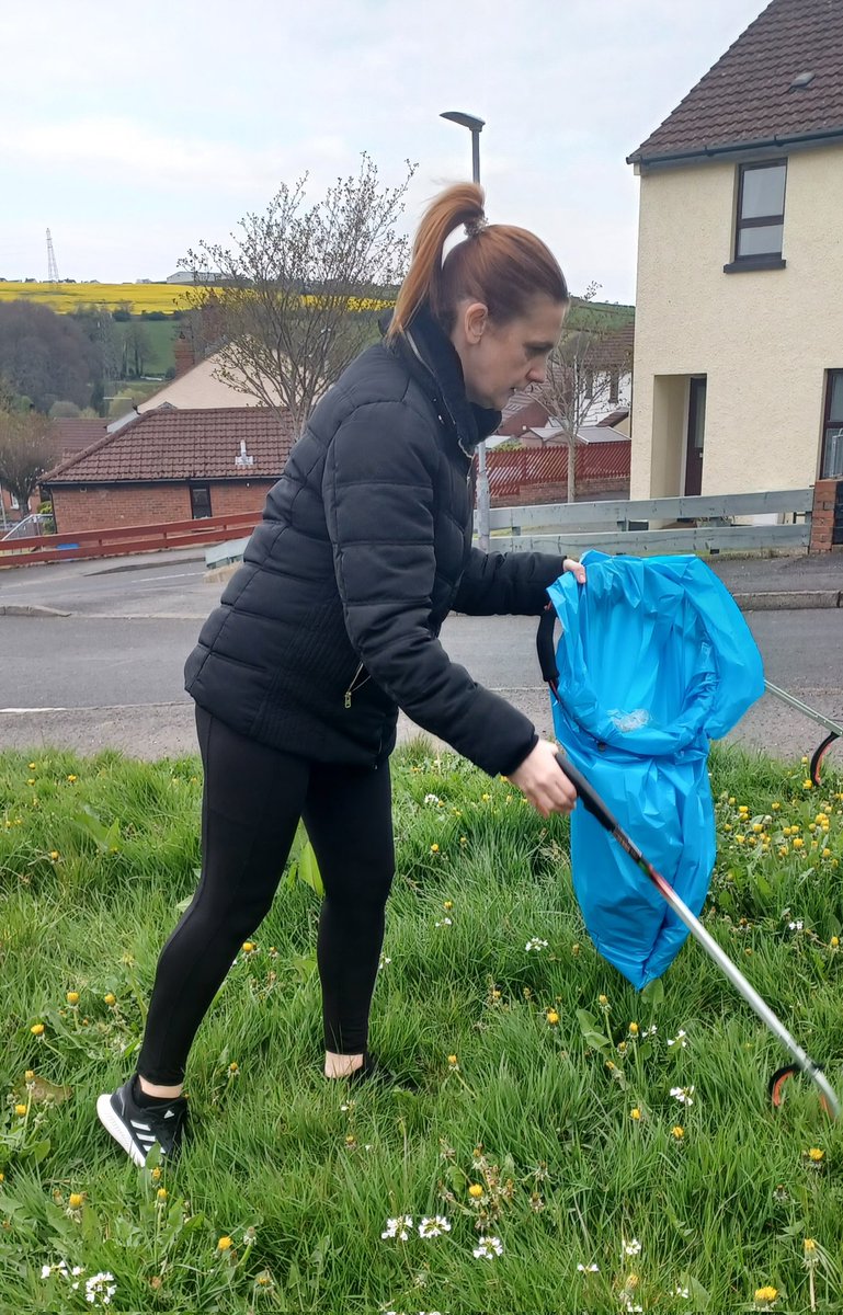 Jannymonty's tweet photo. It's been a busy day out today in Drumahoe with the Big Spring Clean Up

#liveherelovehere
#FCHA #drumahoe #watersidecandidate 
#Montgomery1 https://t.co/nC4UMA1StQ