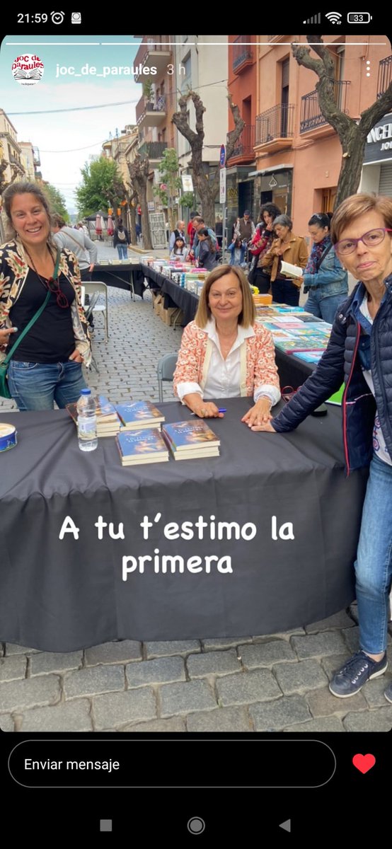 Aquesta tarda l'escriptora de la família firmava per #SantJordi