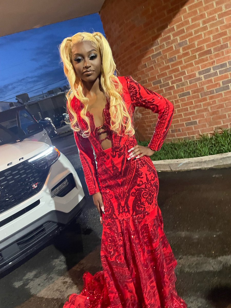 SouthwindTF's tweet photo. Southwind prom 2023 senior hurdler  kiana Milton #trackgirlsatprom https://t.co/UdAYj2pLt0