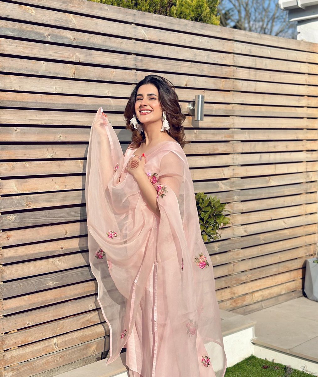 whateverfajar's tweet photo. Kubra mujhey toh lagta hai apko eidi dene ki zaroorat hi nai parti hogi. You just have to pass a smile aur mil gayi bus😂. Wish I was blessed like you😔
@KubraMKhan https://t.co/mcFEd6XVxv