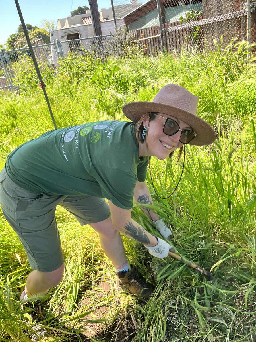 nickkord's tweet photo. Nice to get out and clean up in @Oakland for #earthday!Oakland’s Climate Action Corps Fellows were helping out all over town. @CalVolunteers https://t.co/Mh9kLAK9Ei