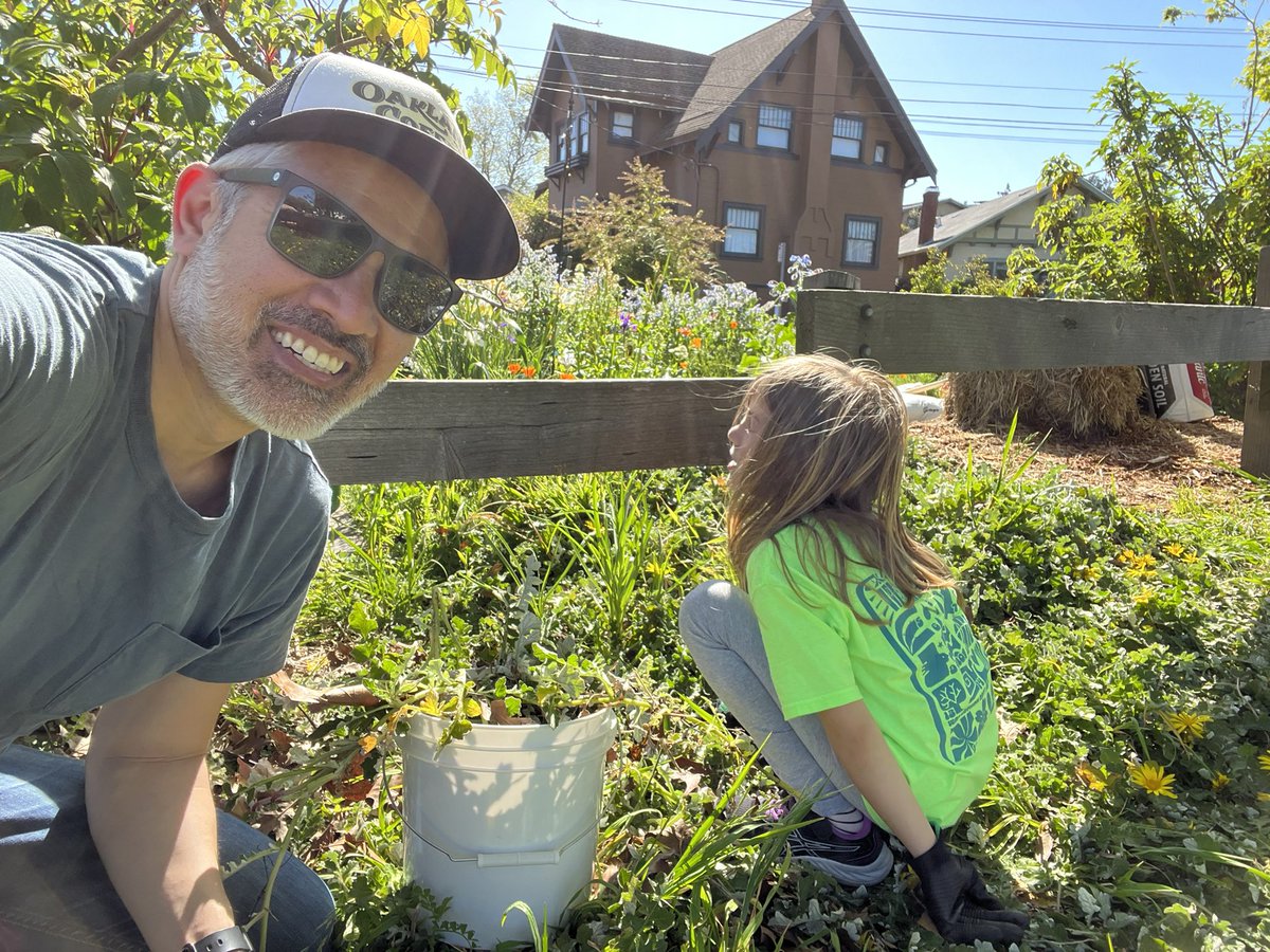 nickkord's tweet photo. Nice to get out and clean up in @Oakland for #earthday!Oakland’s Climate Action Corps Fellows were helping out all over town. @CalVolunteers https://t.co/Mh9kLAK9Ei