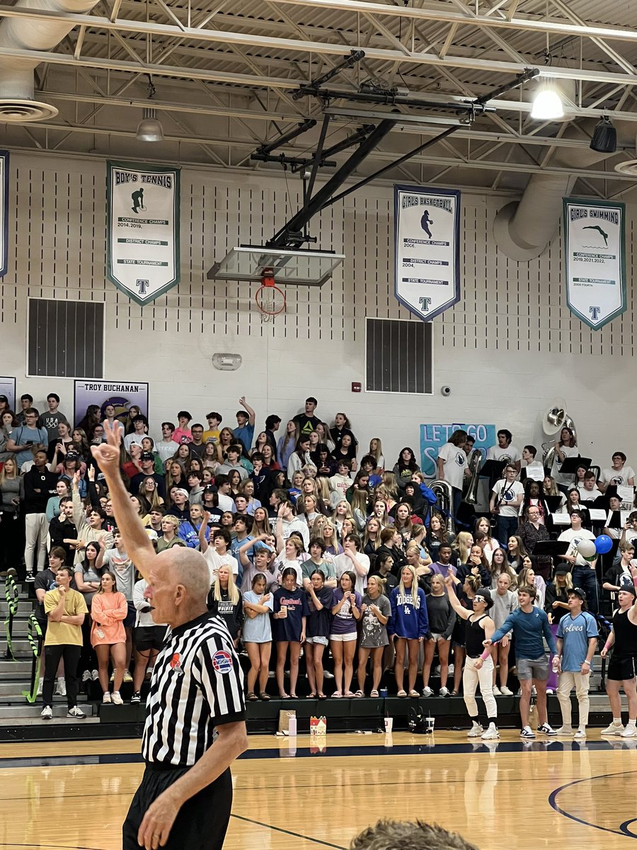 LinkLeadersTHS's tweet photo. What a fun night! This might’ve been the most packed in student section of the season. The band kept everyone energized! Congrats, seniors! 🥇 https://t.co/7zldooIN3c