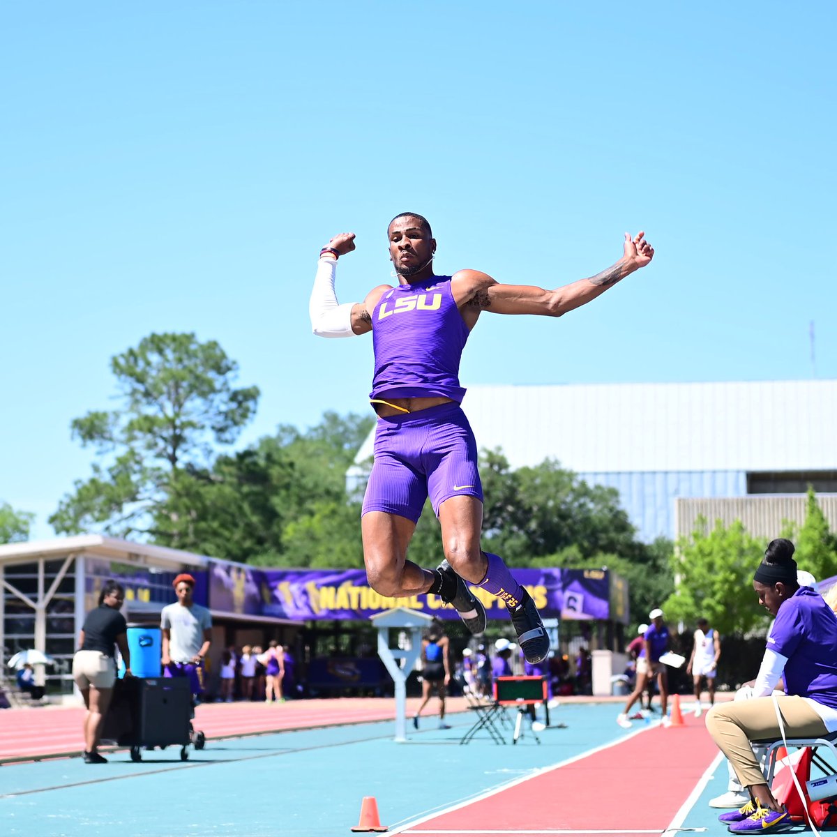 LSUTrackField's tweet photo. Men's Long Jump

Brandon Hicklin takes 🥈 with a mark of 25' 6.75" (7.79m)! Right behind him was Tiger alum Rayvon Grey with a mark of 7.76m.

#GeauxTigers | 📊 https://t.co/eBsqJNtHHr https://t.co/VSJPGDKsWh