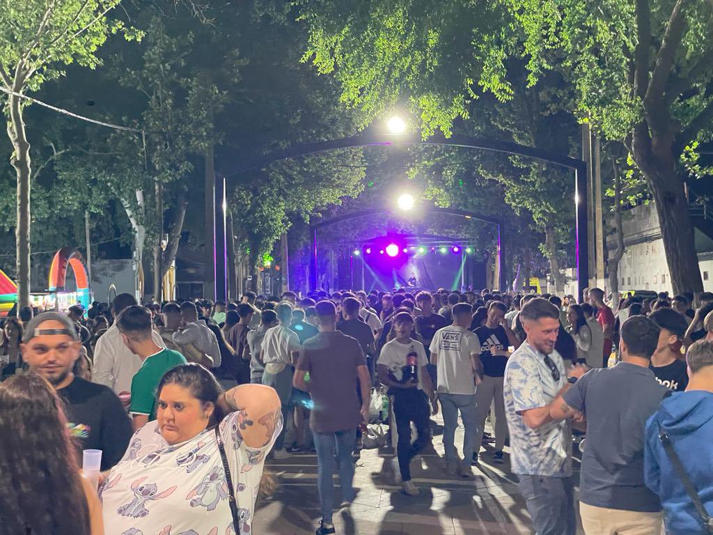 aytoloradelrio's tweet photo. ➡️ Imágenes de la animación en el paseo central del recinto ferial (Alameda del Río), en la noche de hoy sábado 22 de abril, durante la celebración del Festival #PrimaveraFest. https://t.co/Li86rXPsNT