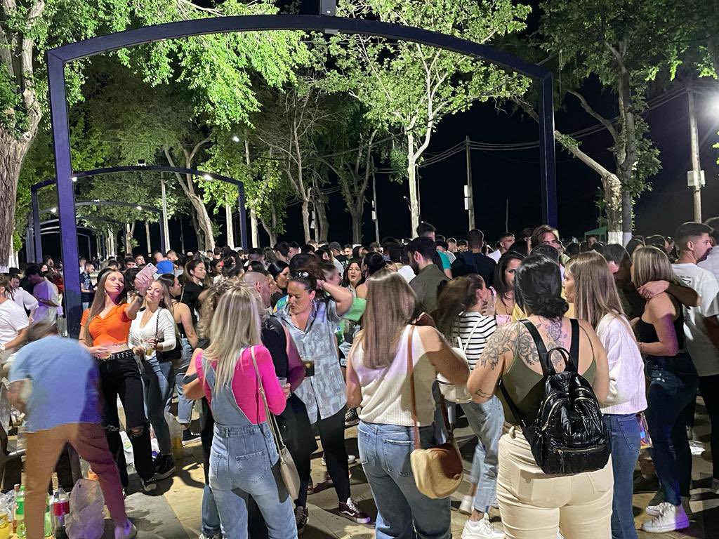 aytoloradelrio's tweet photo. ➡️ Imágenes de la animación en el paseo central del recinto ferial (Alameda del Río), en la noche de hoy sábado 22 de abril, durante la celebración del Festival #PrimaveraFest. https://t.co/Li86rXPsNT