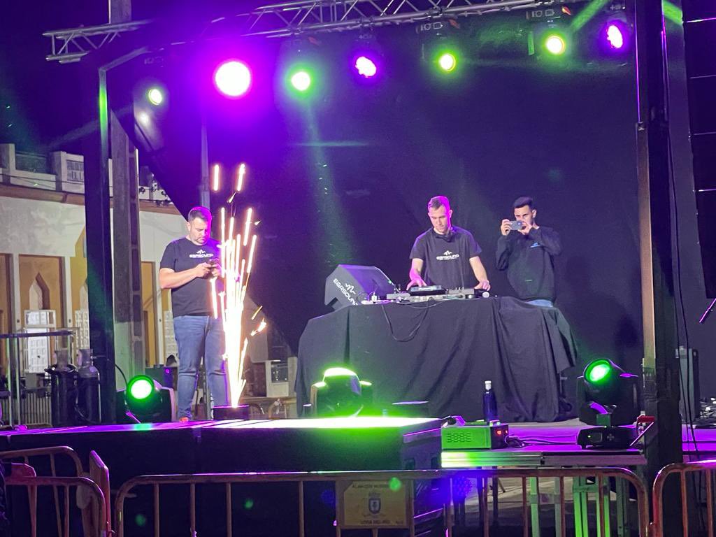 aytoloradelrio's tweet photo. ➡️ Imágenes de la animación en el paseo central del recinto ferial (Alameda del Río), en la noche de hoy sábado 22 de abril, durante la celebración del Festival #PrimaveraFest. https://t.co/Li86rXPsNT