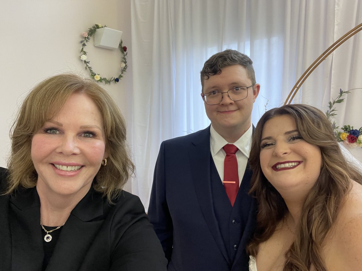 ReverendMaureen's tweet photo. Congratulations Ryan and Hollie!!!❤️ #imarryu #marriedbymaureen #revmaureen https://t.co/xG2eHuHXf5