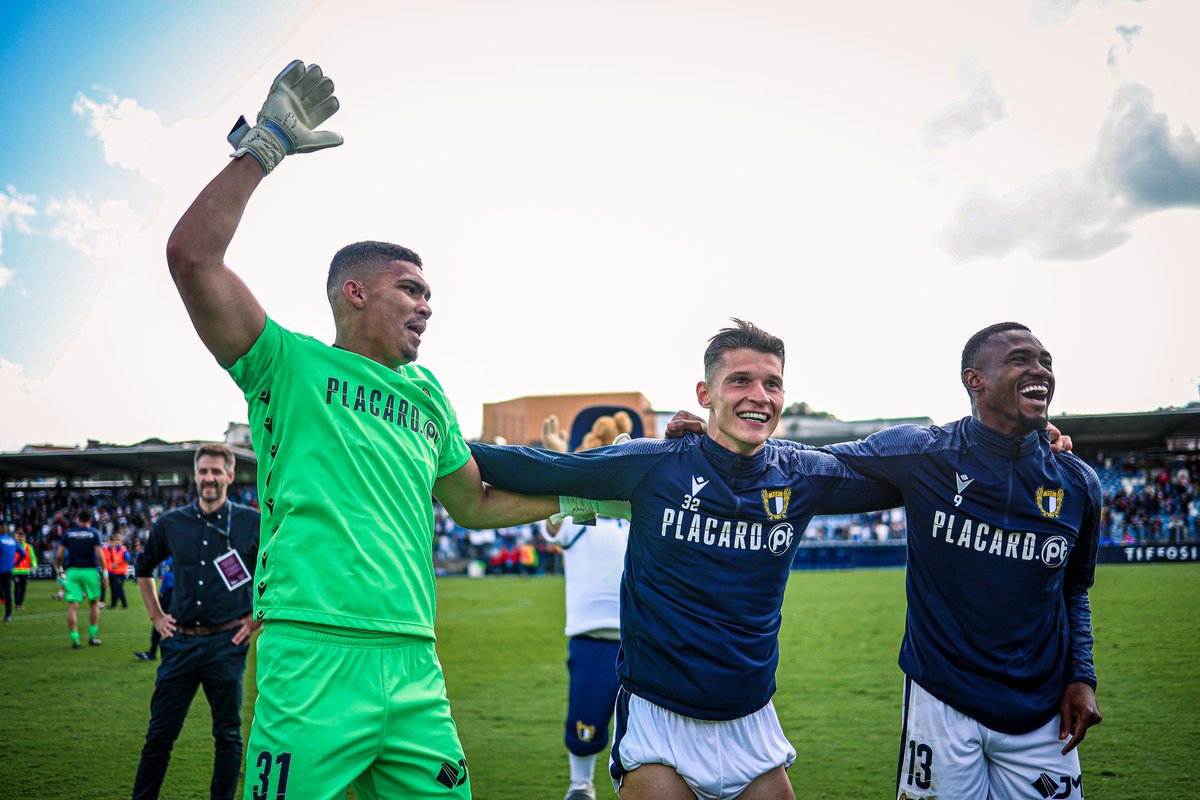 FCF1931_Oficial's tweet photo. 🕺 'Soltinhos' depois de um jogo épico 💙

⚪🔵 #PeloNossoSímbolo #amordeperdicao #LigaPortugalBwin #FCFCSM #DiadoVilaNova https://t.co/dYjGzQ7g8M