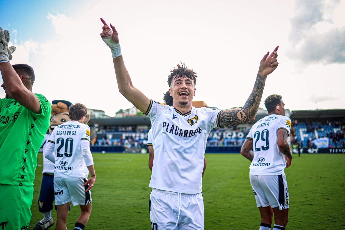 FCF1931_Oficial's tweet photo. 🕺 'Soltinhos' depois de um jogo épico 💙

⚪🔵 #PeloNossoSímbolo #amordeperdicao #LigaPortugalBwin #FCFCSM #DiadoVilaNova https://t.co/dYjGzQ7g8M
