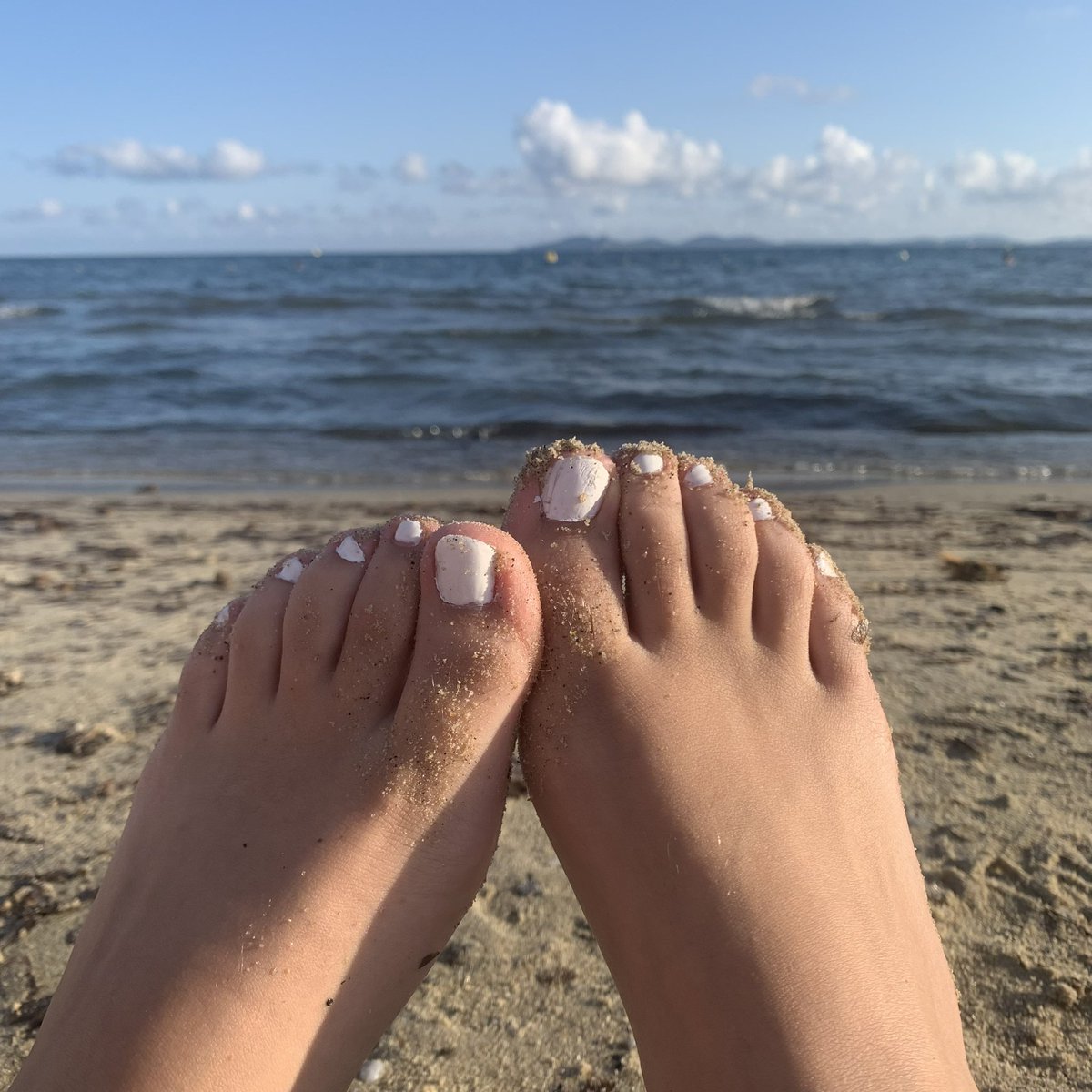 KittyFootie's tweet photo. Sand on my toes… 
What else should I put on ? 💯
Follow for permanent content 🥵 DM for more feet pics and vids 🔞🔞🔞 
If you want even more : https://t.co/lprQ31peU7 ❤️‍🔥🤭🫦 https://t.co/RmgTOhjpzL