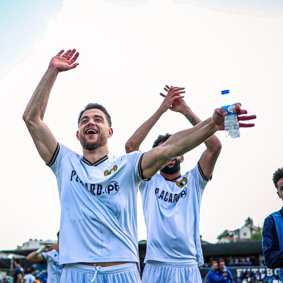 FCF1931_Oficial's tweet photo. 🕺 'Soltinhos' depois de um jogo épico 💙

⚪🔵 #PeloNossoSímbolo #amordeperdicao #LigaPortugalBwin #FCFCSM #DiadoVilaNova https://t.co/dYjGzQ7g8M