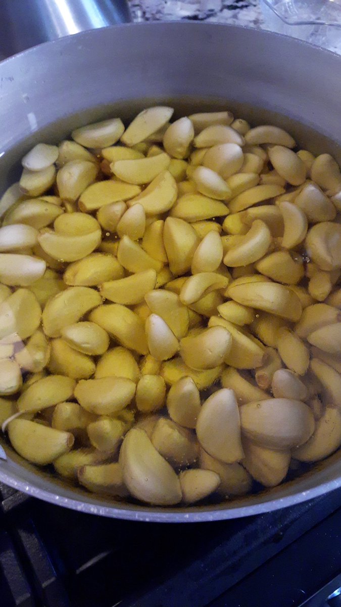 ScottWhotelling's tweet photo. Progression of garlic confit made yesterday. Just a smidge of garlic and olive oil cooked on low until caramelized. https://t.co/yjg9STsDOh