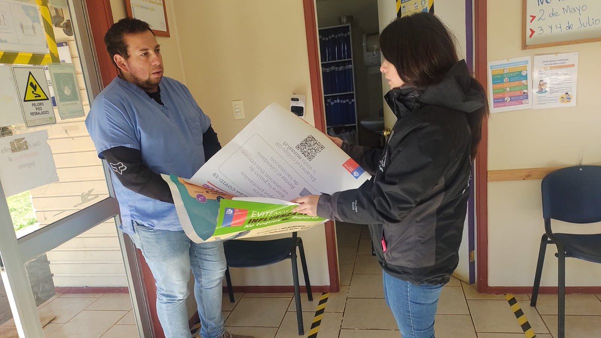 SeremiSalud_IX's tweet photo. 📌 En #IslaHuapi, nuestros facilitadores comunitarios realizaron comunicación de riesgo sobre detección temprana, medidas preventivas y cuidados para prevenir contagios por #InfluenzaAviar
💉Además, entregaron información sobre la campaña de vacunación #COVID_19 e #Influenza https://t.co/BU24kFwHMC