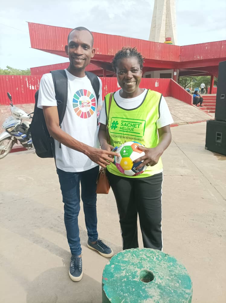 razak_oba's tweet photo. [World Earth Day 2023]
La restauration de nos écosystèmes contribuera à  l'atteinte des #ODD 
@apodd2030 a pris part à la mobilisation initiée par #SandraIdossou au Bénin pour dire NON à la pollution plastique.
#SachetHéloué https://t.co/NLX75jlzlt