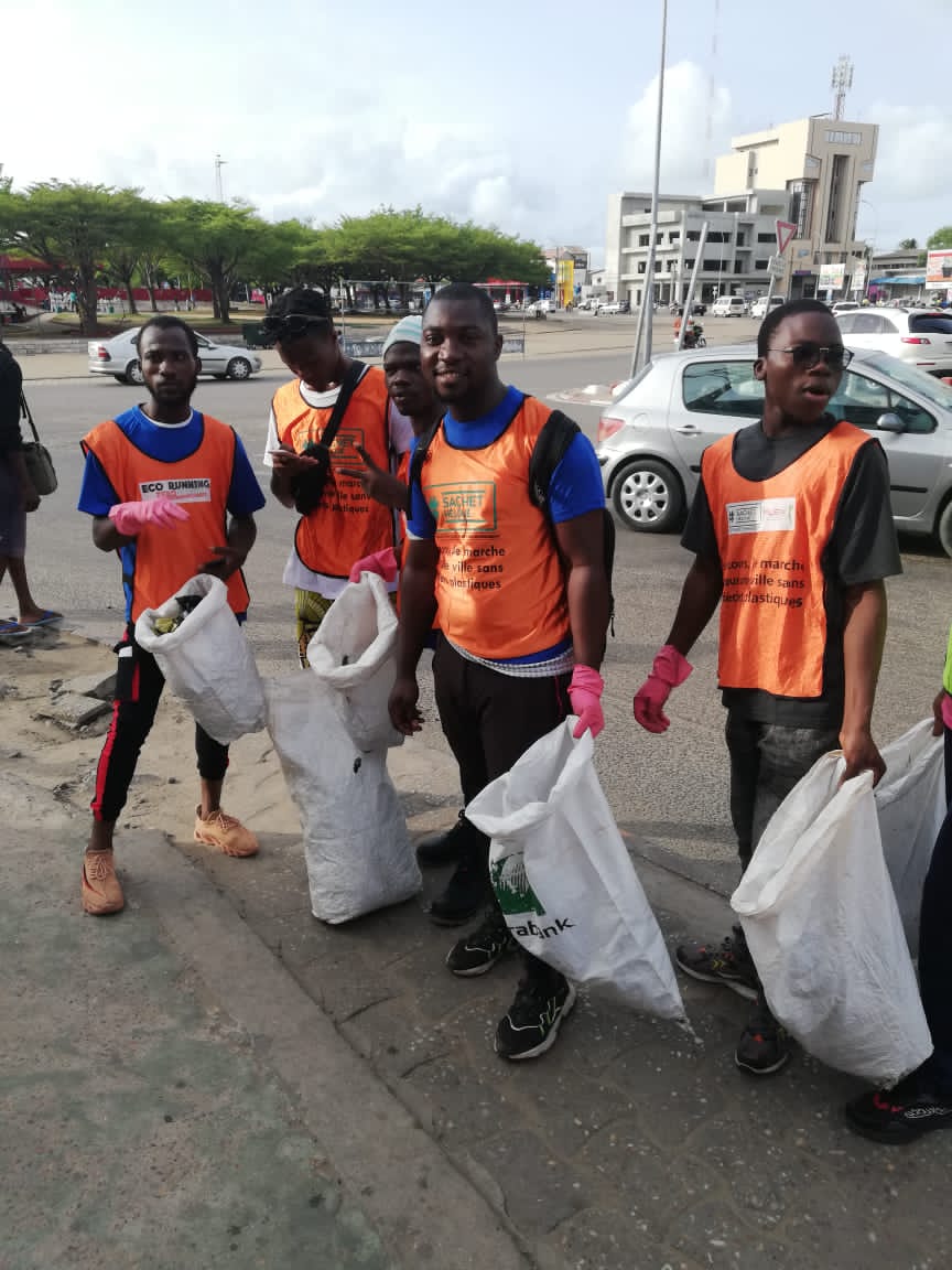 razak_oba's tweet photo. [World Earth Day 2023]
La restauration de nos écosystèmes contribuera à  l'atteinte des #ODD 
@apodd2030 a pris part à la mobilisation initiée par #SandraIdossou au Bénin pour dire NON à la pollution plastique.
#SachetHéloué https://t.co/NLX75jlzlt
