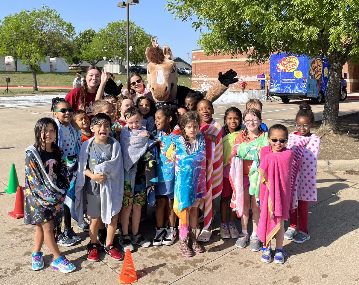 lisaporito's tweet photo. Field Day was such a BLAST!!! Huge thanks to Coach Skelton, Coach G, @YoungArtStudio, @MinshewSpecials , and Minshew PTA for an amazing day of fun! @MinshewColts1 ♥️🐴 https://t.co/tThazKqTlB