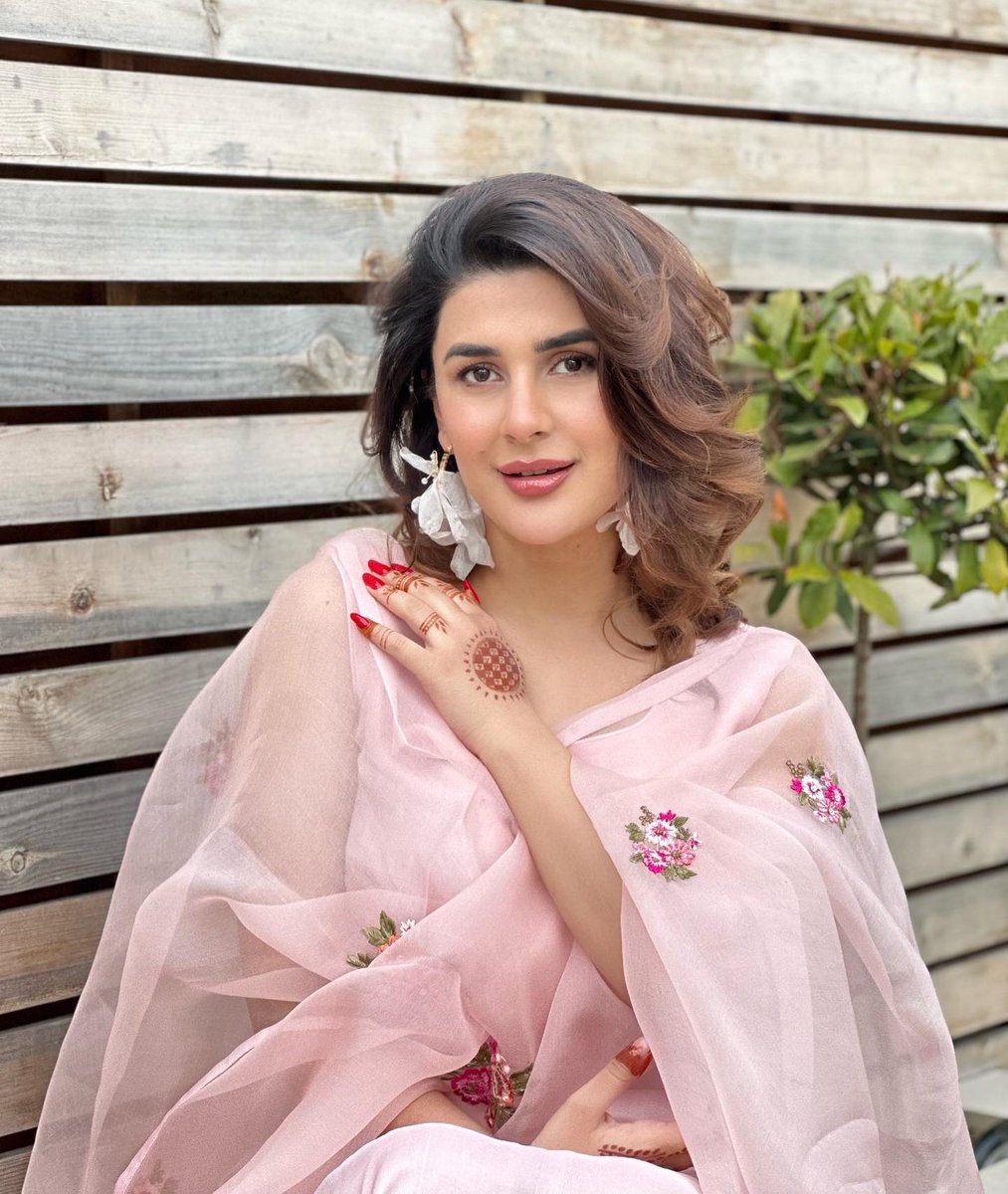 whateverfajar's tweet photo. Mashallah Lakuatta illah billah✨.
You you breathtakingly beautiful my Love 😘❤️. Allah Nazar se bachaye. RONA ARAHA HAI AJEEB😭💞
@KubraMKhan https://t.co/1VVI8YPvMv