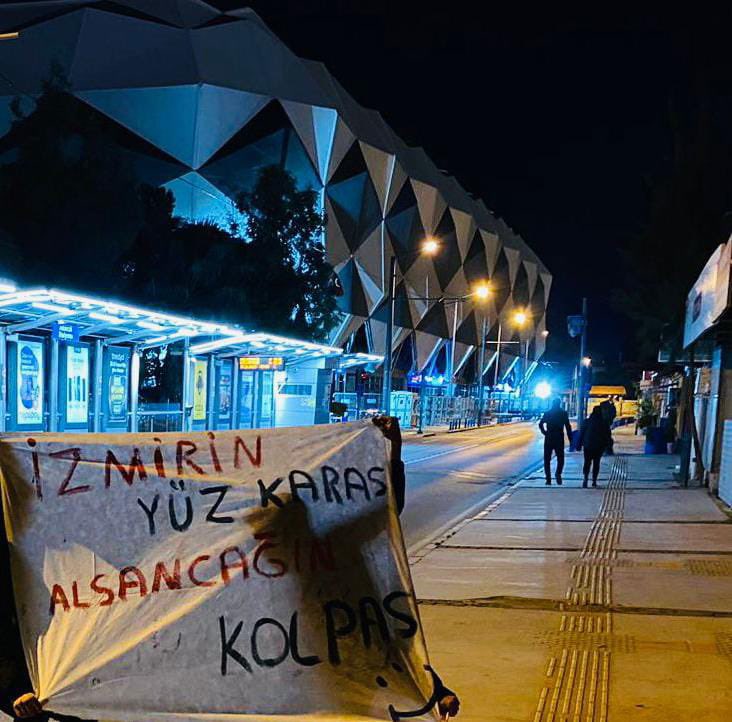 Yaklaşık 3/5 gündür  13.000 biletin 8.000’ini anca satan malum takım. Ev sahibi biletlerini Sakarya, Göztepe ve Galatasaray’a kapatarak ufak akıllarıyla imada bulunmuş.

Bugün Alsancak’ta yoğurt kovalarına sopa ile vurup para toplayan çocuklar bile etrafına daha çok adam