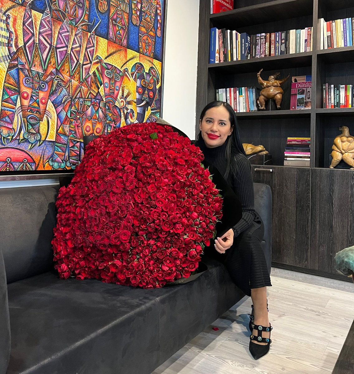 AlejandraTrejoN's tweet photo. Válgame

Alguna vez vendí flores en el mercado.
 Eso no es un ramo, es lo que se llama una gruesa (o dos) y hasta en el mercado de Jamaica entenderían que es de muy mal gusto regalar algo así @SandraCuevas_ https://t.co/Js2QLfkmau