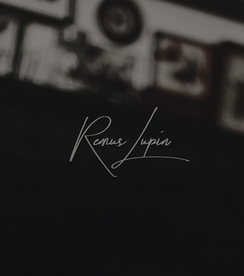 𝐖𝐀𝐍𝐓𝐄𝐃: Remus Lupin.

➣ Ambientado en los últimos años de Hogwarts.
➣ Trama con <a href="/laviestboheme/">𝐁𝐚𝐫𝐭𝐞𝐦𝐢𝐮𝐬.</a> y <a href="/N0TAKIDD0/">𝐑𝐞𝐠𝐮𝐥𝐮𝐬 𝐁𝐥𝐚𝐜𝐤</a>.
➣ Faceclaim: Charles Vilmorin.