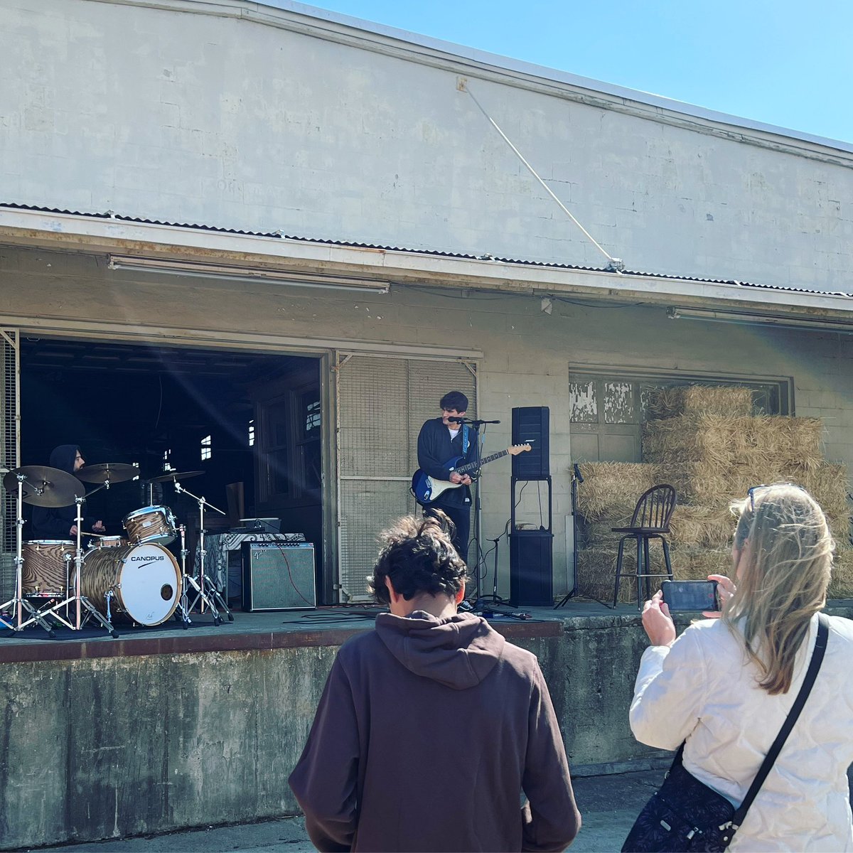 We’ve got live music tonight as 400 Acres just got set up to close out this evening’s market! 🎶

Happy Hour until 5 pm with $5 Monnik Beer Co. beers on draft! 🍺

Flea you there!