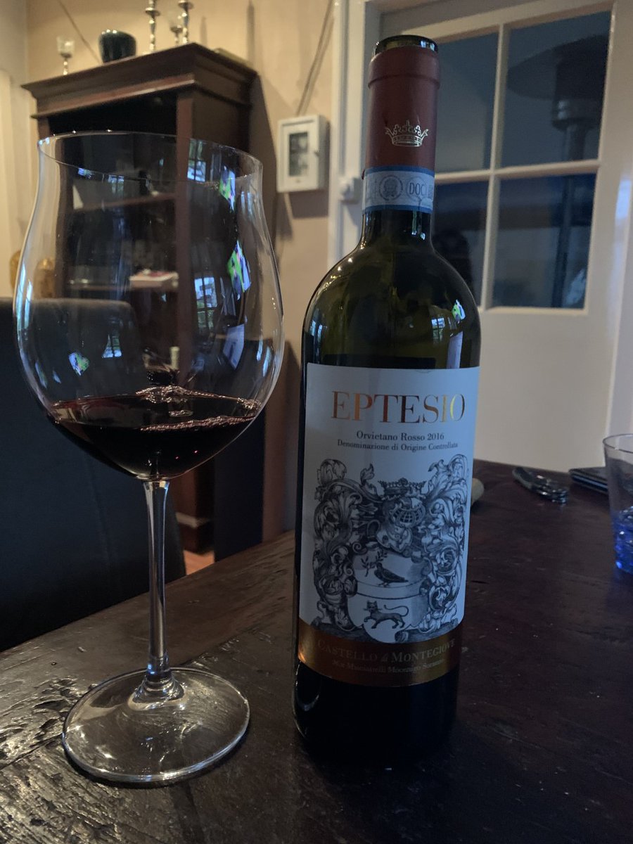 Today I tried a new wine from Castello di Montegiove, Umbria. A blend from Sagrantino and Cabernet Sauvignon. Eptesio 2016: vinification on new barrels and a long time in the bottle. Fullbody wine, good Tannines, long aftertaste, berries. Perfect with game. #castellodimontegiove