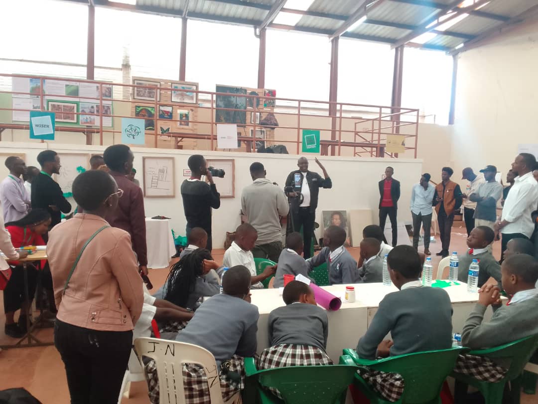 ayowecca_uganda's tweet photo. Engaging young people in environmental protection not only creates direct impact on changing their behaviors & attitudes, but possibly influence their parents, relatives & families. #EarthDay2023 #EarthDay23 #EarthDayEveryDay #web3 #refi #ClimateCriss #ClimatsChange #twiff #SDGs https://t.co/D3N7vbdsOt