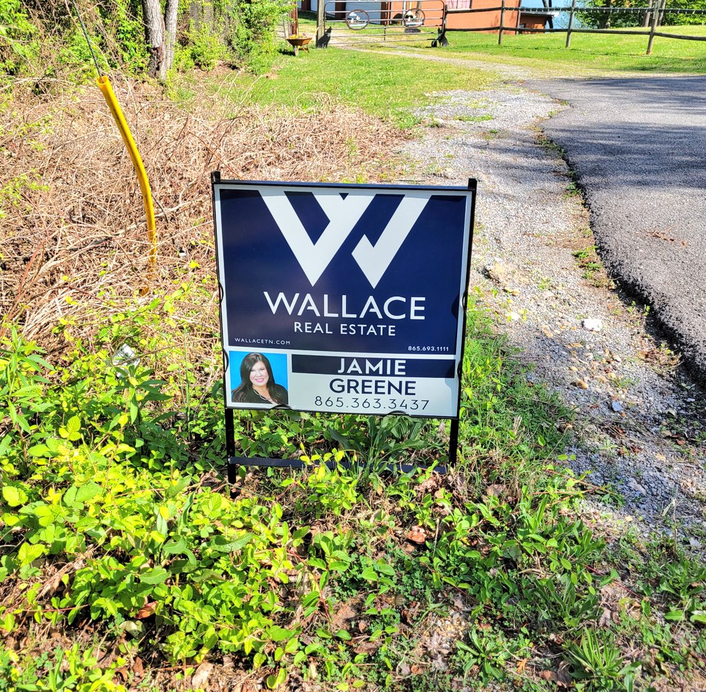 JamieTNRealtor's tweet photo. Loving our new signs! #JamieGreeneRealtor #wearewallace #wallacerealestate https://t.co/GUVH7fQwX2