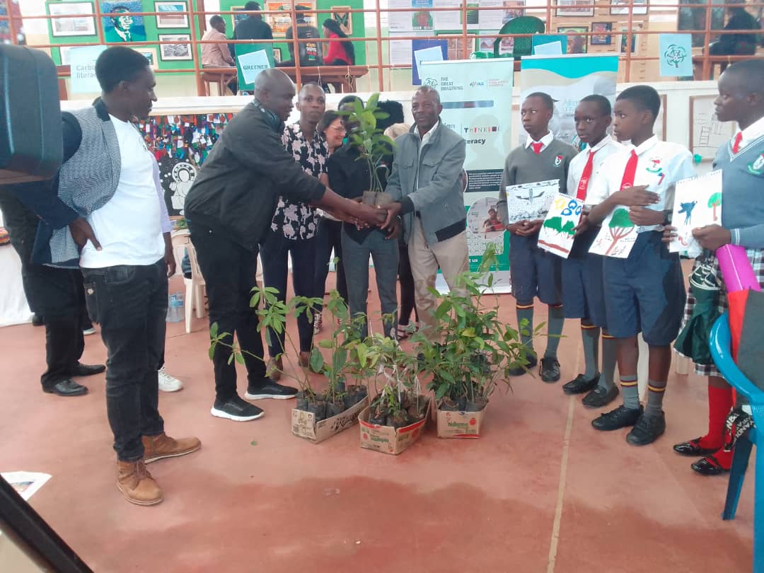 ayowecca_uganda's tweet photo. Engaging young people in environmental protection not only creates direct impact on changing their behaviors & attitudes, but possibly influence their parents, relatives & families. #EarthDay2023 #EarthDay23 #EarthDayEveryDay #web3 #refi #ClimateCriss #ClimatsChange #twiff #SDGs https://t.co/D3N7vbdsOt