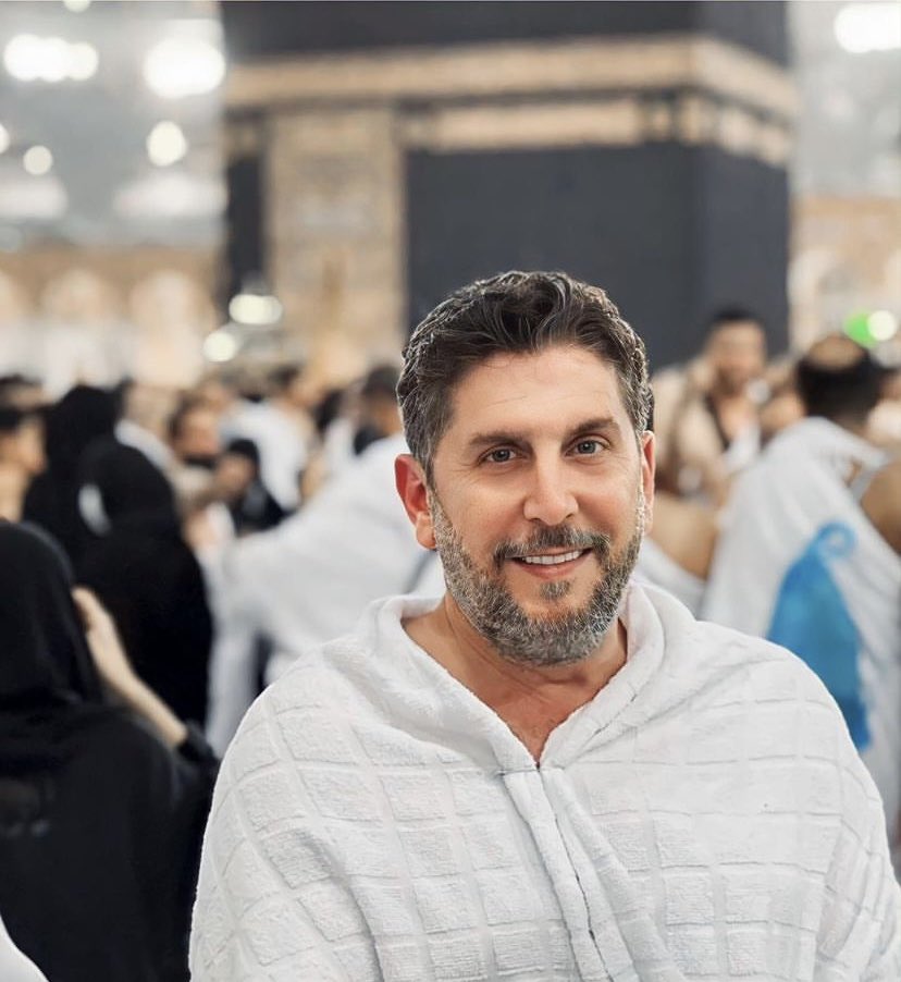LavaOsman's tweet photo. في #دمشق عام ٢٠٠٢ - ٢٠٠٣
كان يسكن بحيينا،في الزقاق المجاور أو الخلفي. صادفته مرتين بينما كنت عائدة من المدرسة للبيت، كان يقف على الطريق ينتظر سيارة لتُقلّه.. رأيته كإنسان، كان عادياً،غير متكلّف كغالبية النجوم،متواضعاً، والأهم كان خلوقاً جداً فلم يكن يرفع نظره عن ��لأرض.

#محمدقنوع https://t.co/XgF0ALS3S0