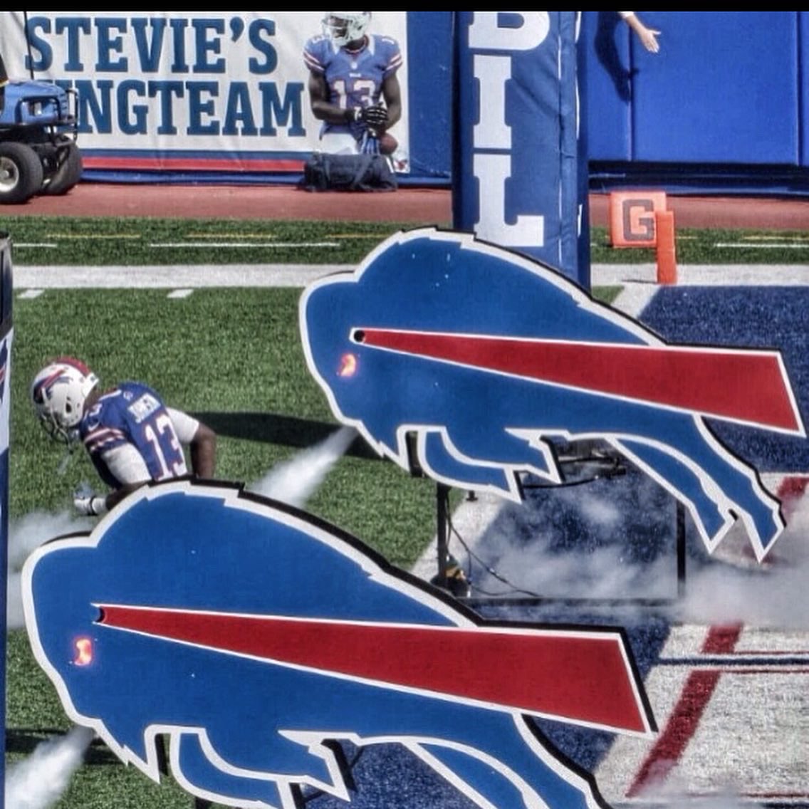 Zc1trey's tweet photo. Yeevie x ZC 👽⚡️👐🏼 

Great Event last night put together by @fullcircuitpowr and @ClubHbhf 🏈Blessed to have the opportunity to work along side the 🐐 @StevieJohnson13 
#HandleBizHaveFun #WingTeam #BillsMafia https://t.co/MAMHdsDXy9