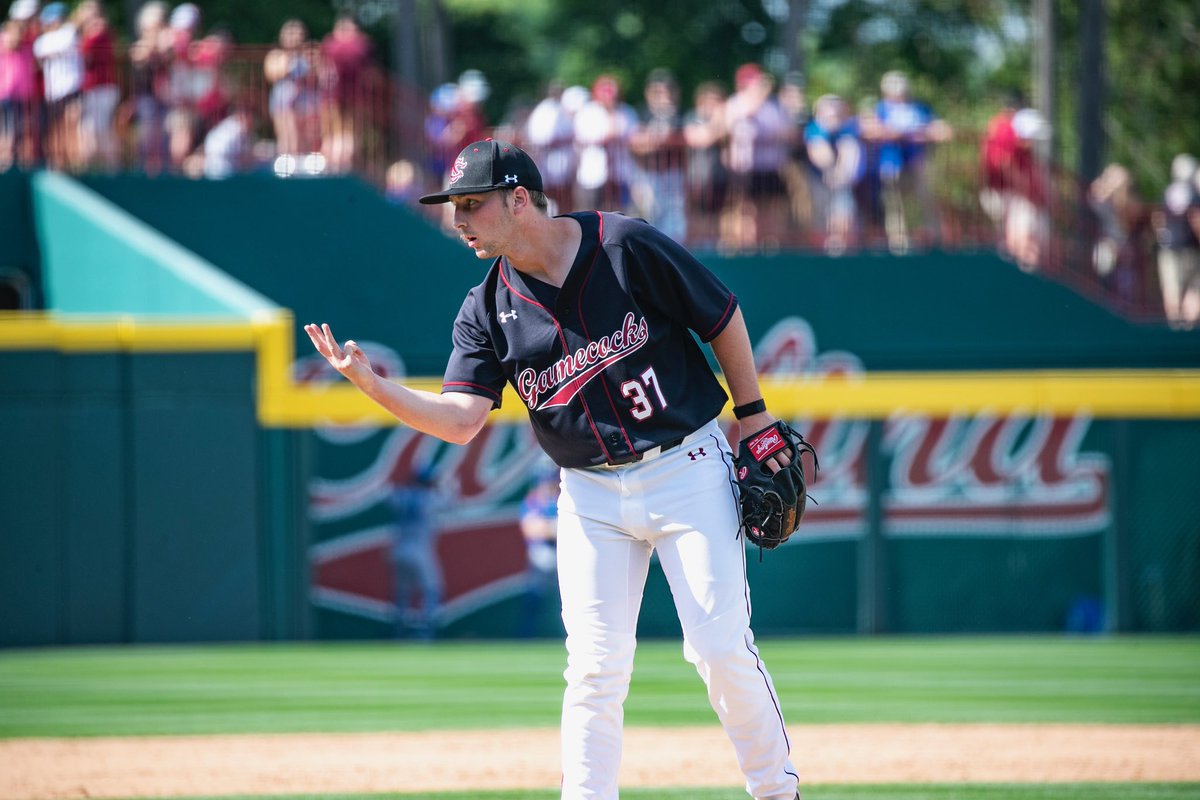 GamecockBSB's tweet photo. The 𝐖 in 📸 

🧹🧹🧹🧹🧹

#Gamecocks | #ForeverToThee https://t.co/wsmMGJ8vu8