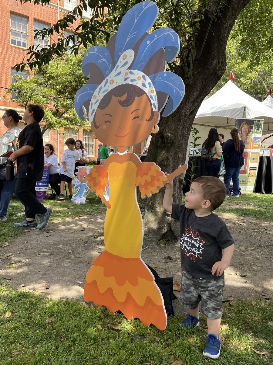 raulroa's tweet photo. Ethan Ortiz, 1.5 yrs.4 old from Canyon Country, walks around the @latimesespanol area at @latimesfob #festivalofbooks https://t.co/mz97RfmNFr