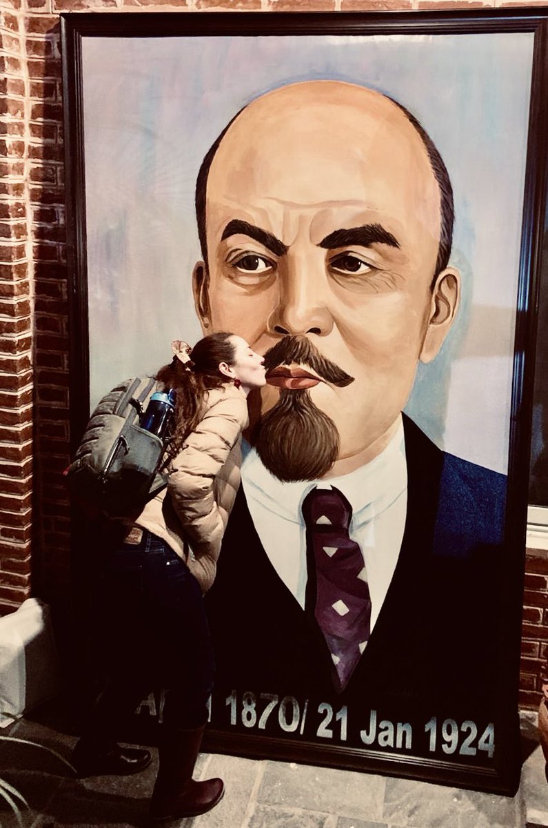 TaroaZuniga's tweet photo. Happyyyyyy biiiirthdaaaaaay Mr. Leniiiiin,  happyyyy biiiiirthdaaay to youuuuu 🎉🎊👯‍♀️🎈🍾

#Lenin153 
#FelizCumpleañosPapi https://t.co/uTdpPV6W66