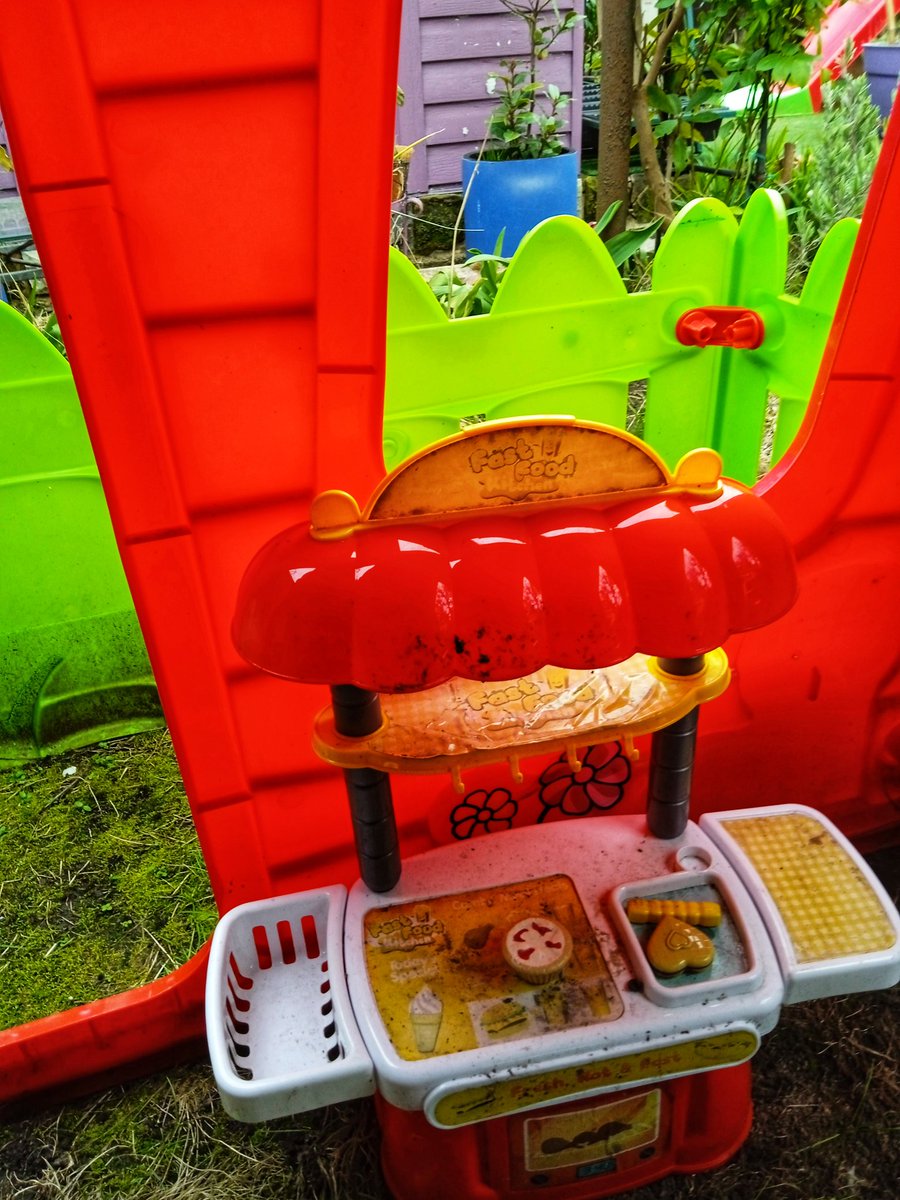 maryrbeddows's tweet photo. Wanted to share the good news - I'm finally a #homeowner!
Check out my new #microhome - an amazing feat considering I'm a #millenial 😅
Has covered #porch, private #garden on a secluded plot, #kitchenette, adjacent sun #terrace with #grapevines, #slide & hand-built #pergola! https://t.co/GXWvDyxCnt