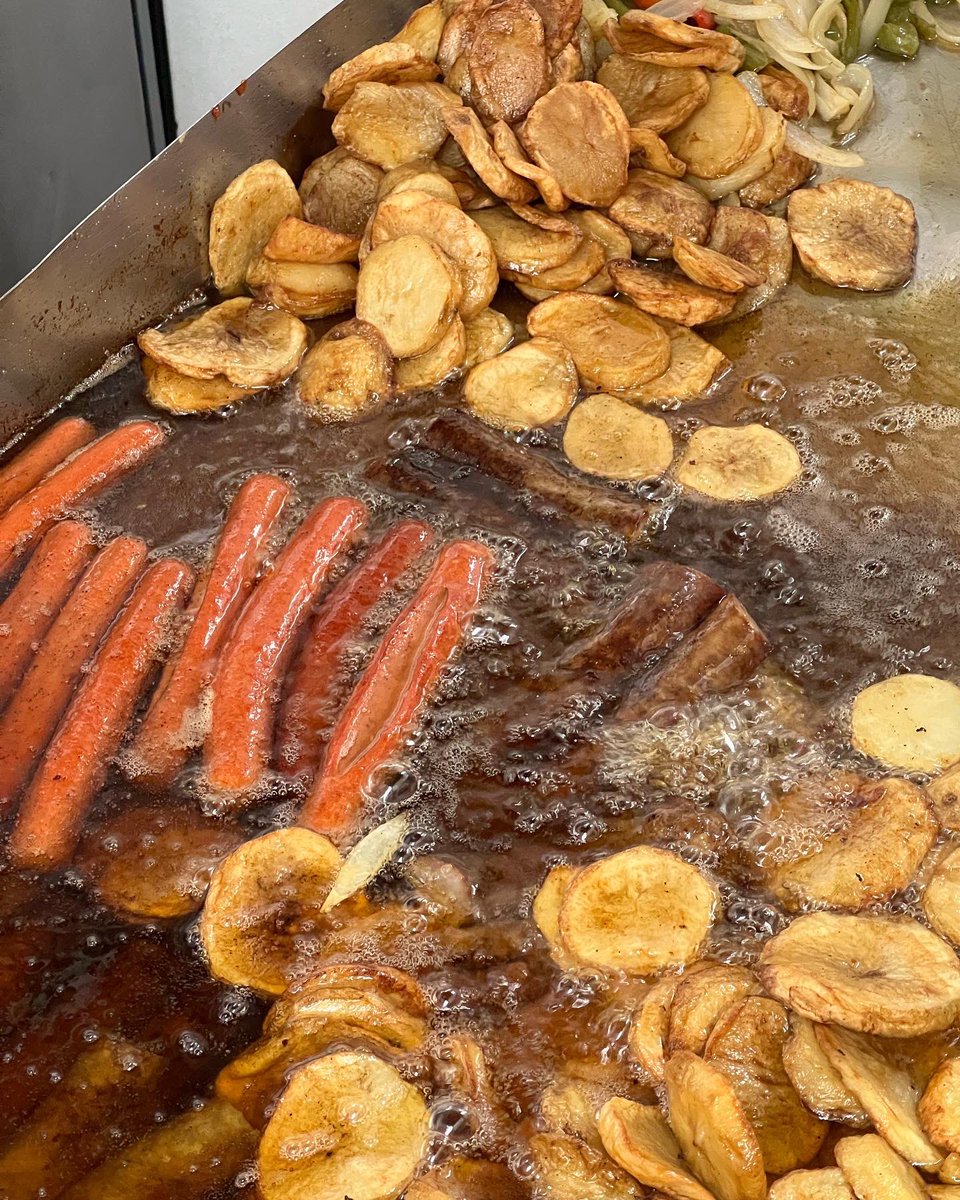 tonyatthetable's tweet photo. This is where the magic happens at @JimmyBuff in #WestOrangeNJ.  The hot dogs, sausages, peppers, onions, &amp; potatoes are fried in this special pan.  
#ItalianHotDog #JimmyBuff #JimmyBuffs #JimmyBuffsWO #TonyMangia #AtTheTableWithTony #MANGIA #ItalianAmerican #ItalianEnclaves https://t.co/j44yR9qwrn