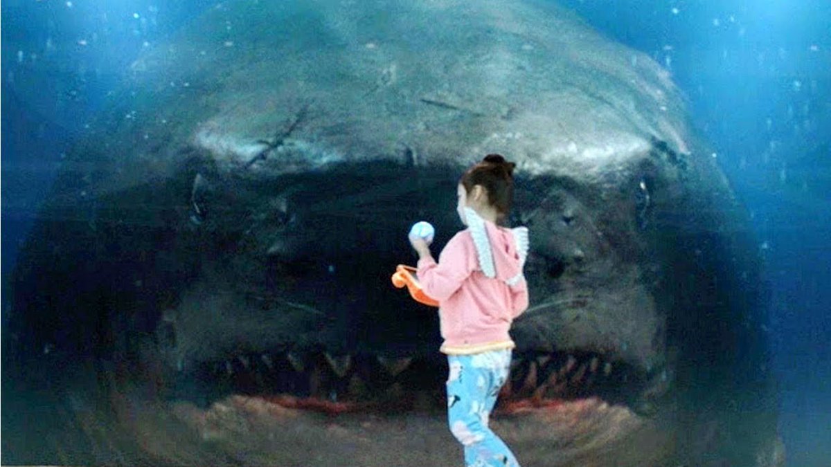 ScreenAdaptati1's tweet photo. ����🏊‍♂️ The original ending of "The Meg" novel by Steve Alten was too similar to "Jaws," so the movie version opted for an epic battle between the giant shark and a submarine! #TheMeg #SteveAlten #MovieChanges https://t.co/SPiU8taOGR