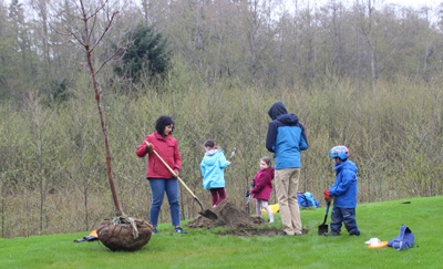 IslandSocTrends's tweet photo. Langford residents flocked to Willing Park this morning on #EarthDay2023 to plant new trees, assisted by City of Langford parks staff. https://t.co/Jpv1TyMxSG | #westshore #Langford #tree_planters #greenspace #forests #watershed https://t.co/UfswURDjf0