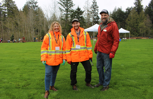 IslandSocTrends's tweet photo. Langford residents flocked to Willing Park this morning on #EarthDay2023 to plant new trees, assisted by City of Langford parks staff. https://t.co/Jpv1TyMxSG | #westshore #Langford #tree_planters #greenspace #forests #watershed https://t.co/UfswURDjf0