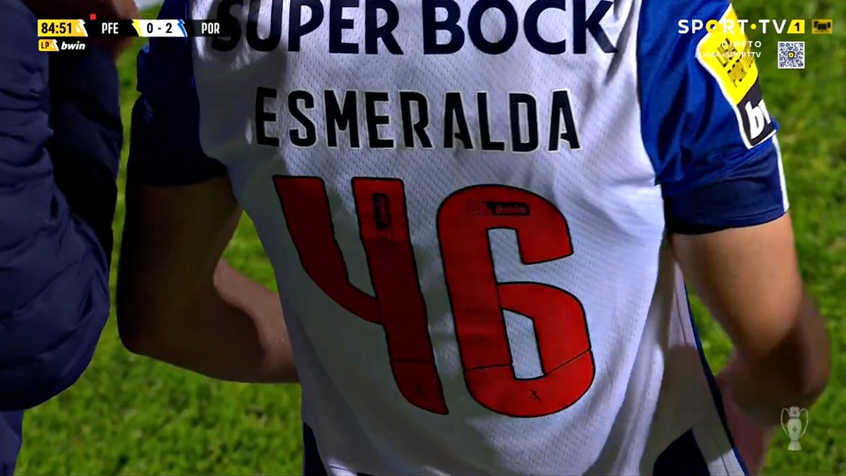 Eustaquio foi a jogo com o nome da mãe nas costas 🤍