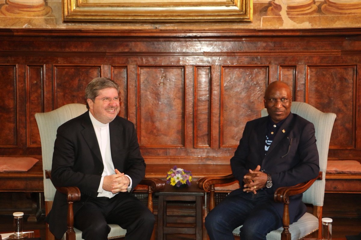 BurundiGov's tweet photo. #Burundi, sur invitation de #SANTEGIDIO #Rome, SEM le 1er Ministre a été reçu en Audience par #PèreAngeloRomano dans 1 visite de coutoisie qu'il a effectuée au Siège de cette Communauté dans le but de renforcer les relations d'amitié avec notre Pays qui existent depuis ++années. https://t.co/p5kBjG7UAs