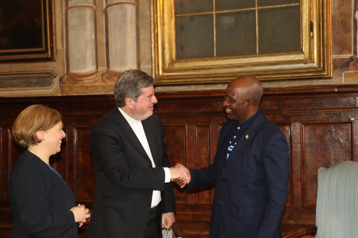 BurundiGov's tweet photo. #Burundi, sur invitation de #SANTEGIDIO #Rome, SEM le 1er Ministre a été reçu en Audience par #PèreAngeloRomano dans 1 visite de coutoisie qu'il a effectuée au Siège de cette Communauté dans le but de renforcer les relations d'amitié avec notre Pays qui existent depuis ++années. https://t.co/p5kBjG7UAs