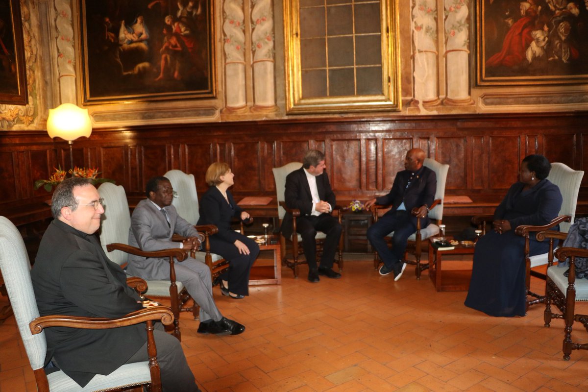 BurundiGov's tweet photo. #Burundi, sur invitation de #SANTEGIDIO #Rome, SEM le 1er Ministre a été reçu en Audience par #PèreAngeloRomano dans 1 visite de coutoisie qu'il a effectuée au Siège de cette Communauté dans le but de renforcer les relations d'amitié avec notre Pays qui existent depuis ++années. https://t.co/p5kBjG7UAs