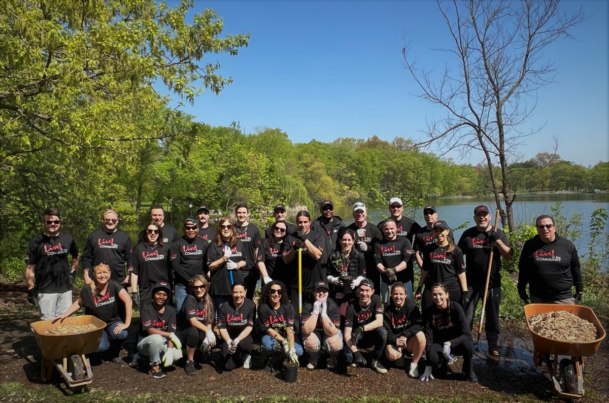LiveCasinoPHL's tweet photo. 🌎#HappyEarthDay!🌎

🌳 #TeamLivePHL went #LiveintheCommunity and returned to FDR Park, where our volunteers planted trees, picked up trash, and took in the beautiful views of this historic park - right here in our neighborhood.  We love this community! https://t.co/CKGg48AGiH